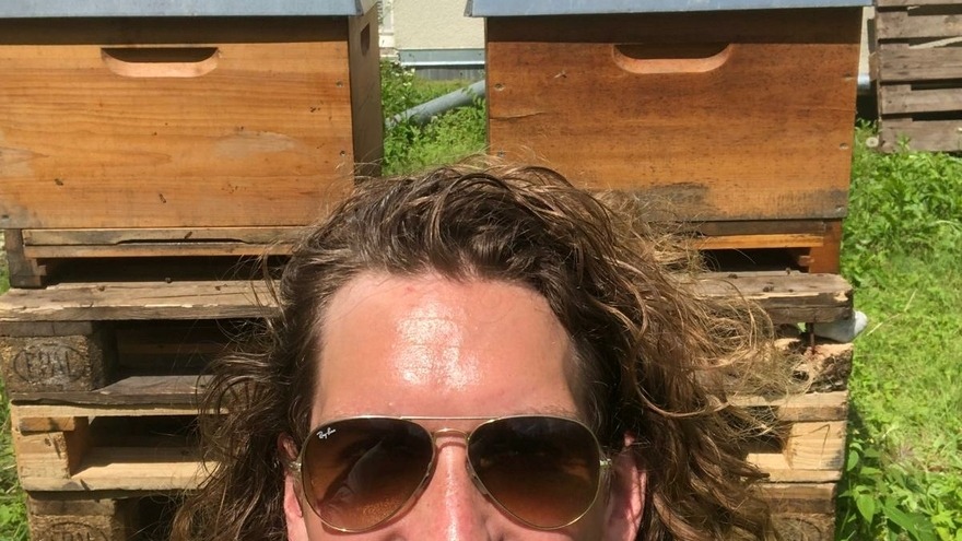 Bienenpatenschaft - Nathan Gardner präsentiert seine beiden Bienenvölker auf unserem Küchendach