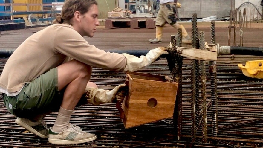 Nathan Gardner - er liebt seine Arbeit mit denen Bienen