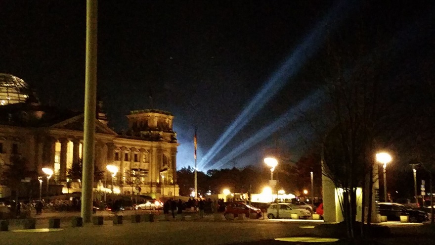 relexa hotel Berlin - 25 Jahre Mauerfall Lichtgrenze - Deutscher Reichstag