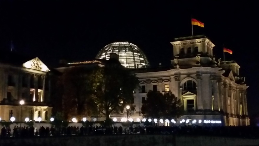 relexa hotel Berlin - 25 Jahre Mauerfall Lichtgrenze - Deutscher Reichstag