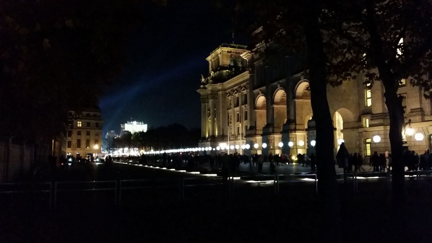 relexa hotel Berlin - 25 Jahre Mauerfall Lichtgrenze - Deutscher Reichstag