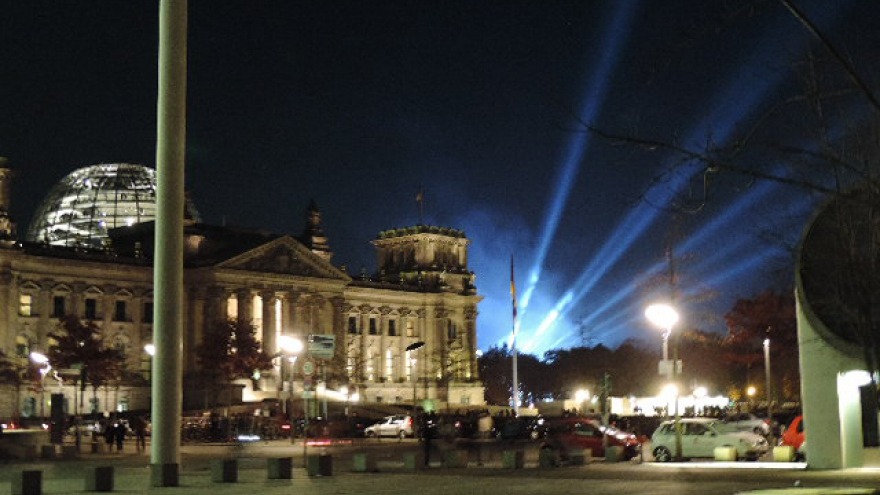 relexa hotel Berlin - 25 Jahre Mauerfall Lichtgrenze - Deutscher Reichstag
