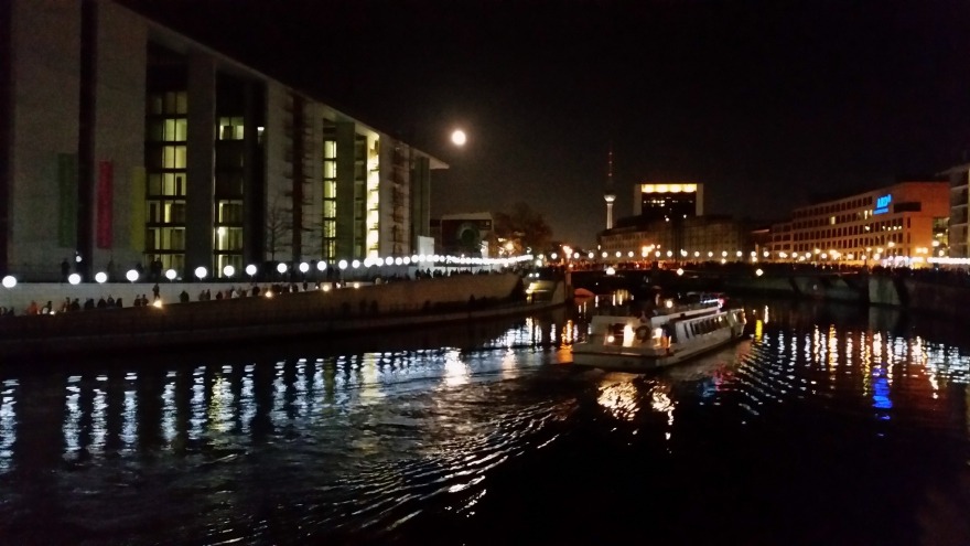 relexa hotel Berlin - 25 Jahre Mauerfall Lichtgrenze - Deutscher Reichstag