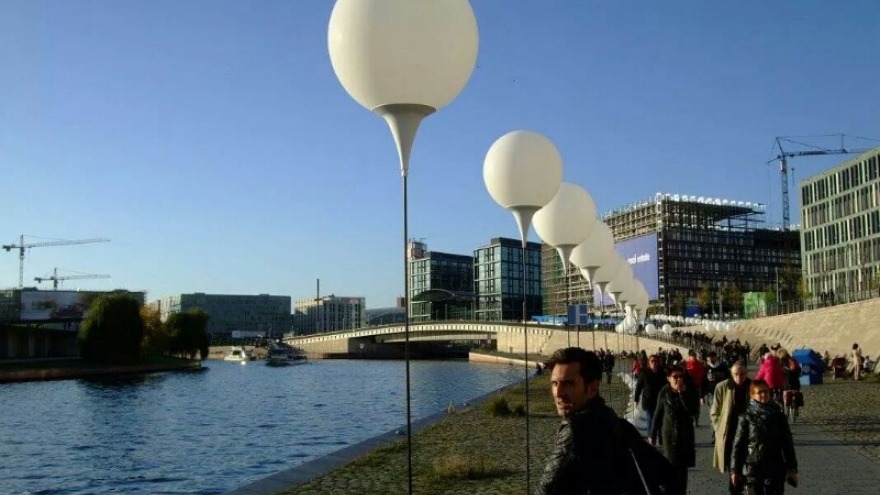 relexa hotel Berlin - 25 Jahre Mauerfall Lichtgrenze - Hauptbahnhof mit Spree