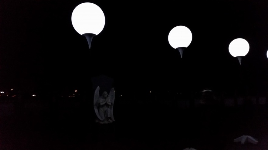 relexa hotel Berlin - 25 Jahre Mauerfall Lichtgrenze - Invalidenfriedhof