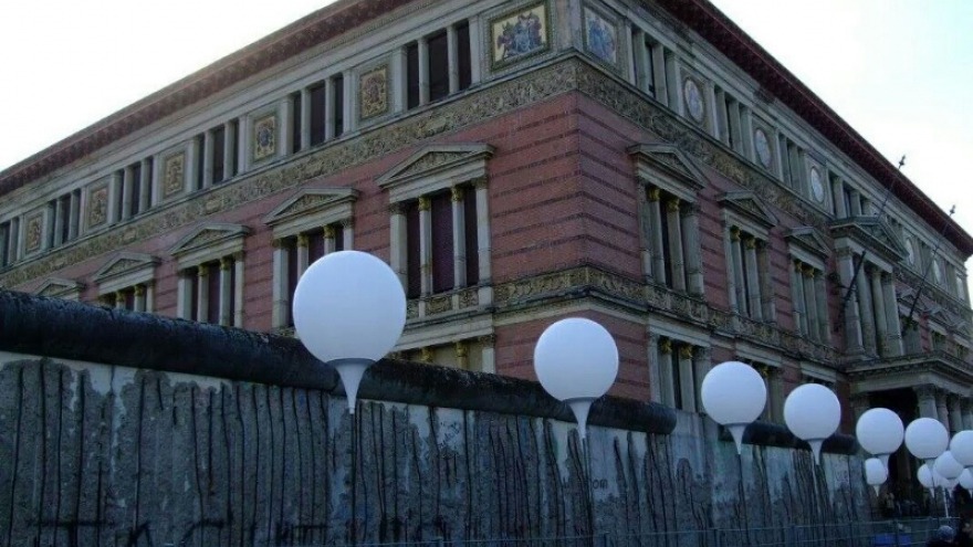 relexa hotel Berlin - 25 Jahre Mauerfall Lichtgrenze - Martin Gropius Bau