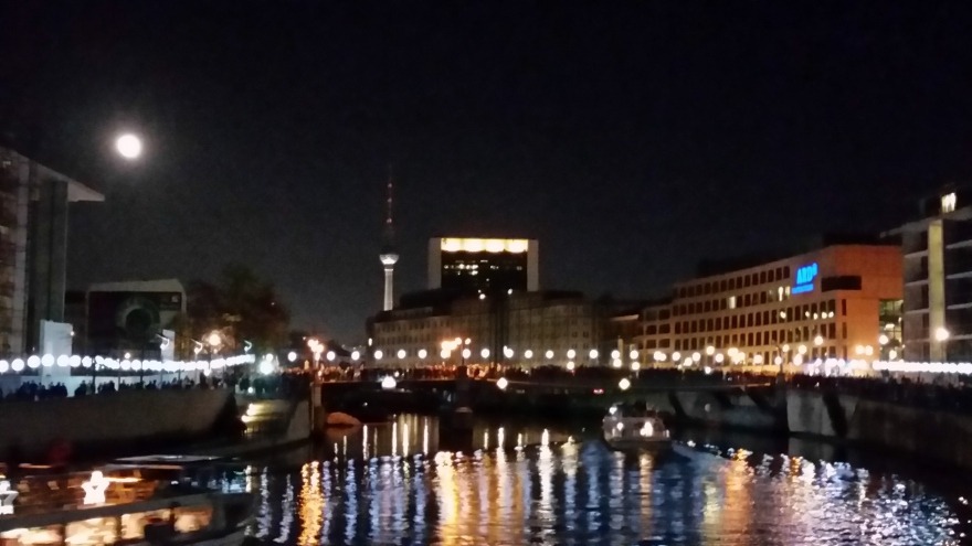 relexa hotel Berlin - 25 Jahre Mauerfall Lichtgrenze - Nahe Deutscher Reichstag mit Fernsehturm
