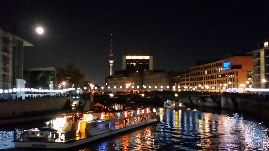 relexa hotel Berlin - 25 Jahre Mauerfall Lichtgrenze - Nahe Deutscher Reichstag mit Fernsehturm