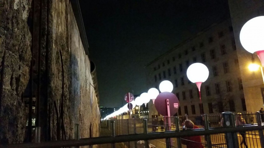 relexa hotel Berlin - 25 Jahre Mauerfall Lichtgrenze - Niederkirchstraße mit Mauerresten