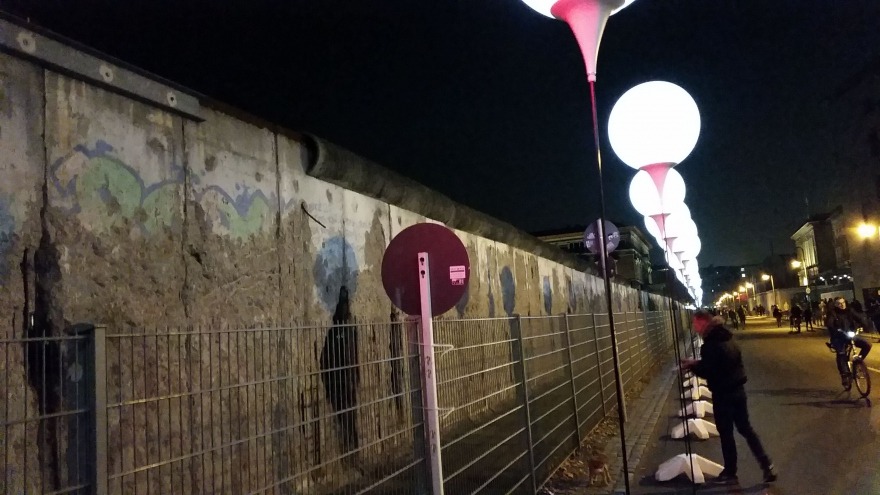 relexa hotel Berlin - 25 Jahre Mauerfall Lichtgrenze - Niederkirchstraße mit Mauerresten