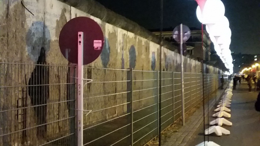 relexa hotel Berlin - 25 Jahre Mauerfall Lichtgrenze - Niederkirchstraße mit Mauerresten