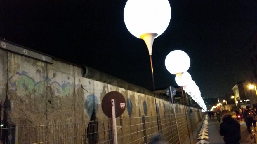 relexa hotel Berlin - 25 Jahre Mauerfall Lichtgrenze - Niederkirchstraße mit Mauerresten