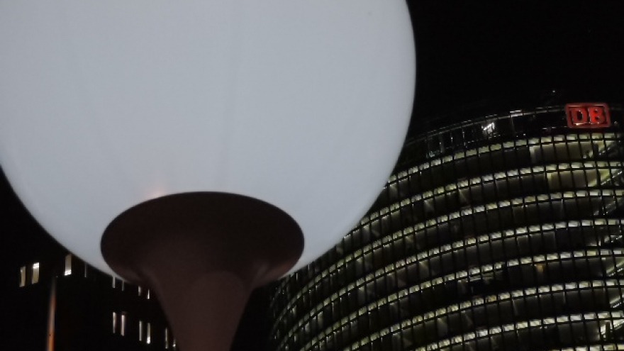 relexa hotel Berlin - 25 Jahre Mauerfall Lichtgrenze - Potsdamer Platz mit DB Tower