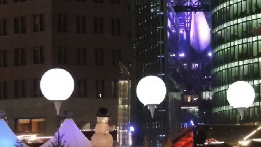 relexa hotel Berlin - 25 Jahre Mauerfall Lichtgrenze - Potsdamer Platz mit Sony Center