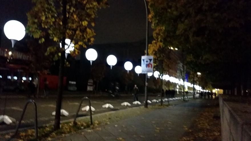 relexa hotel Berlin - 25 Jahre Mauerfall Lichtgrenze - Zimmerstraße mit Weltkugel