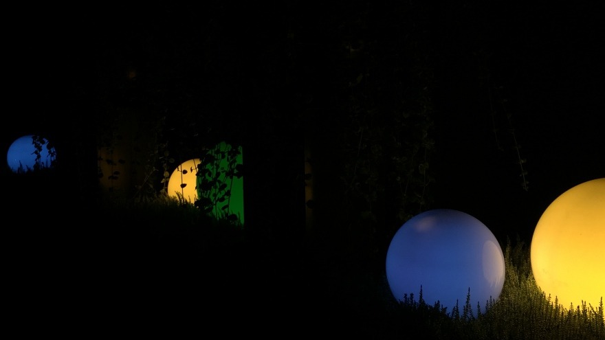 Leuchtende Kugeln in unserem Innenhof