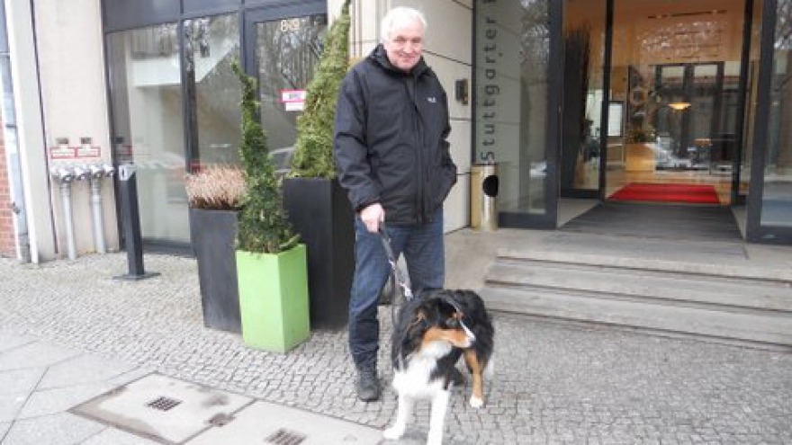 Luis vor dem relexa hotel Berlin