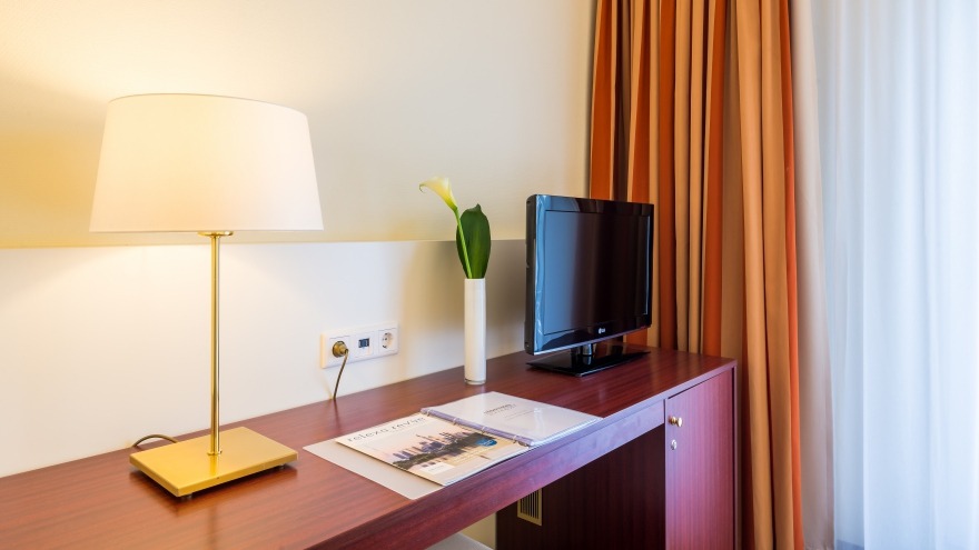 Mahagonischreibtisch im Standardzimmer