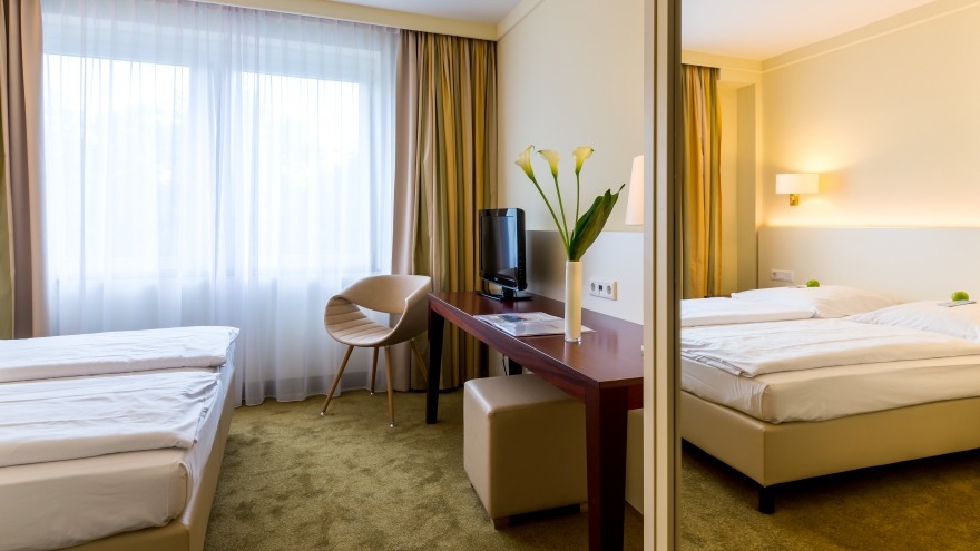 standard double room with green carpeting