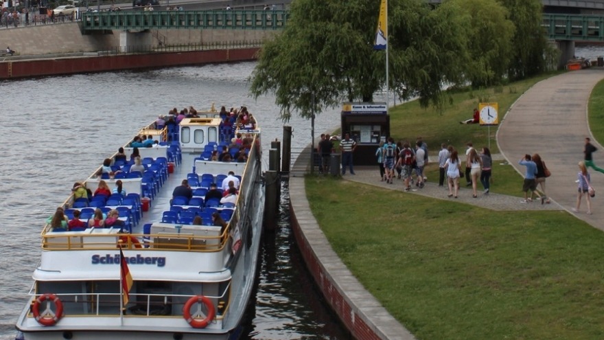 relexa hotel Berlin - "Magnus-Hirschfeld Ufer" next to the river Spree