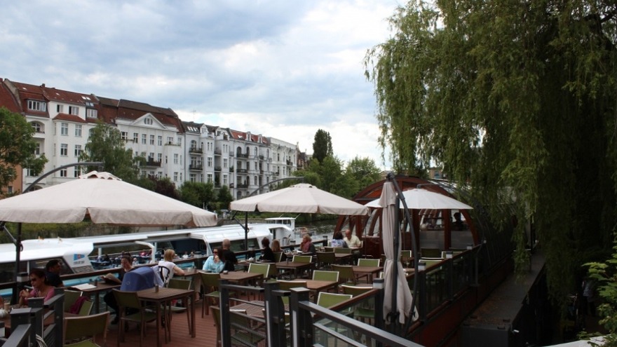 relexa hotel Berlin - Restaurant Patio at the river Spree